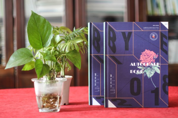 【案例】畢業(yè)紀念冊?xún)热菰趺醋霾拍芨袆?chuàng  )意-成