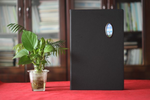 中式高端菜單設計-帶金屬配件和小窗口的菜譜畫(huà)冊怎么做