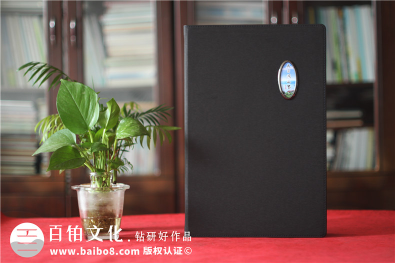 中式高端菜單設計-帶金屬配件和小窗口的菜譜畫(huà)冊怎么做