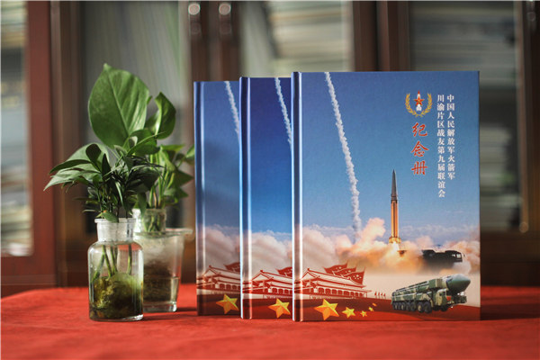 戰友會(huì )紀念相冊制作廠(chǎng)家-八一戰友軍營(yíng)聚會(huì )照片影集怎么編輯做像冊