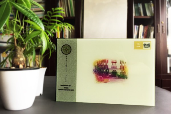 畢業(yè)十周年同學(xué)聚會(huì )紀念冊做成水晶相冊好看么?歐美風(fēng)格同學(xué)錄案例