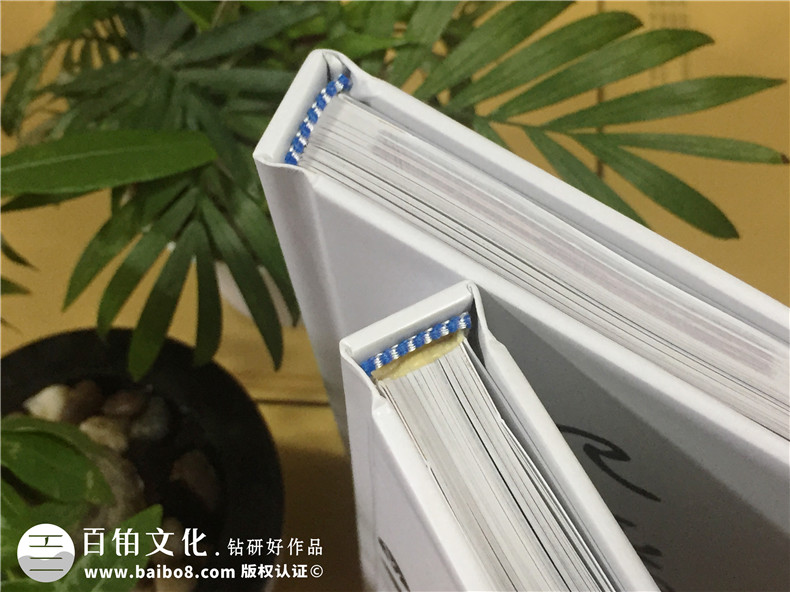 40年同學(xué)聚會(huì )紀念冊居然這么做,只有他們敢用這么大膽的色彩!