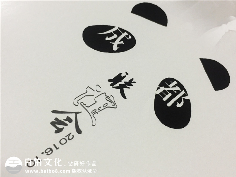 40年同學(xué)聚會(huì )紀念冊居然這么做,只有他們敢用這么大膽的色彩!