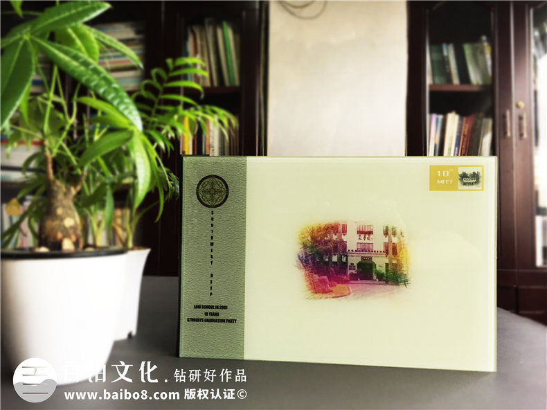 畢業(yè)十周年同學(xué)聚會(huì )紀念冊做成水晶相冊好看么?歐美風(fēng)格同學(xué)錄案例