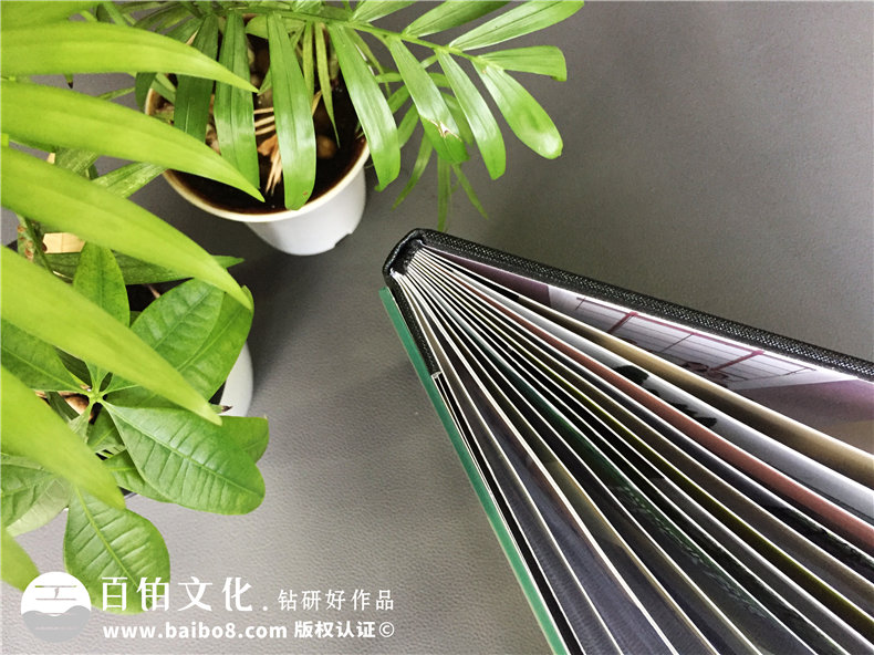 畢業(yè)十周年同學(xué)聚會(huì )紀念冊做成水晶相冊好看么?歐美風(fēng)格同學(xué)錄案例