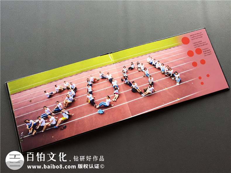 畢業(yè)十周年同學(xué)聚會(huì )紀念冊做成水晶相冊好看么?歐美風(fēng)格同學(xué)錄案例