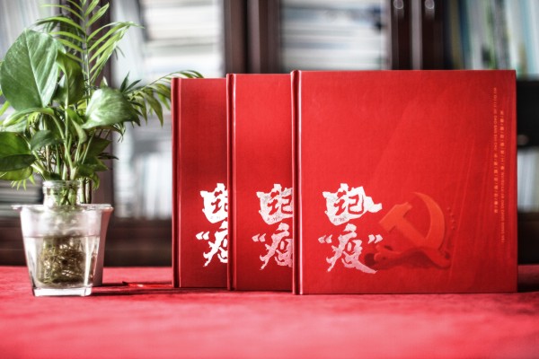 抗擊新冠疫情紀念品送什么-用一線(xiàn)抗疫照片做戰疫圖冊送給援鄂英雄