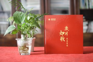 退休老同志相冊-送部門(mén)離退休老班長(cháng)師傅的影集畫(huà)冊留言短語(yǔ)怎么寫(xiě)