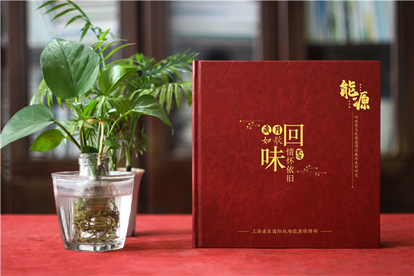 送領(lǐng)導的紀念相冊-為退休干部頒發(fā)高檔皮面紀念冊
