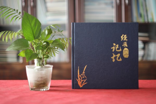 邀請同學(xué)參加聚會(huì )-制作聚會(huì )紀念冊紀念盛大的同學(xué)活動(dòng)