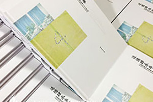 班級紀念冊設計資料 畢業(yè)相冊制作在圖片、文字、裝訂上的注意事項！