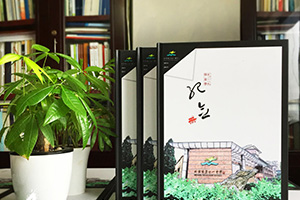 同學(xué)畢業(yè)相冊制作 尋找一家紀念冊制作行業(yè)的專(zhuān)業(yè)公司完成紀念冊制作！